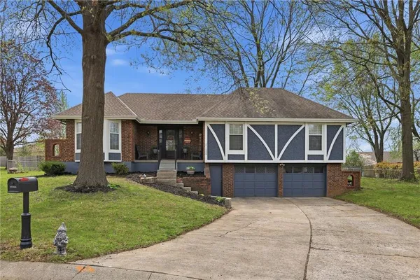 $365,000 | 1008 Southwest Hiawatha Drive, Blue Springs, MO 64015