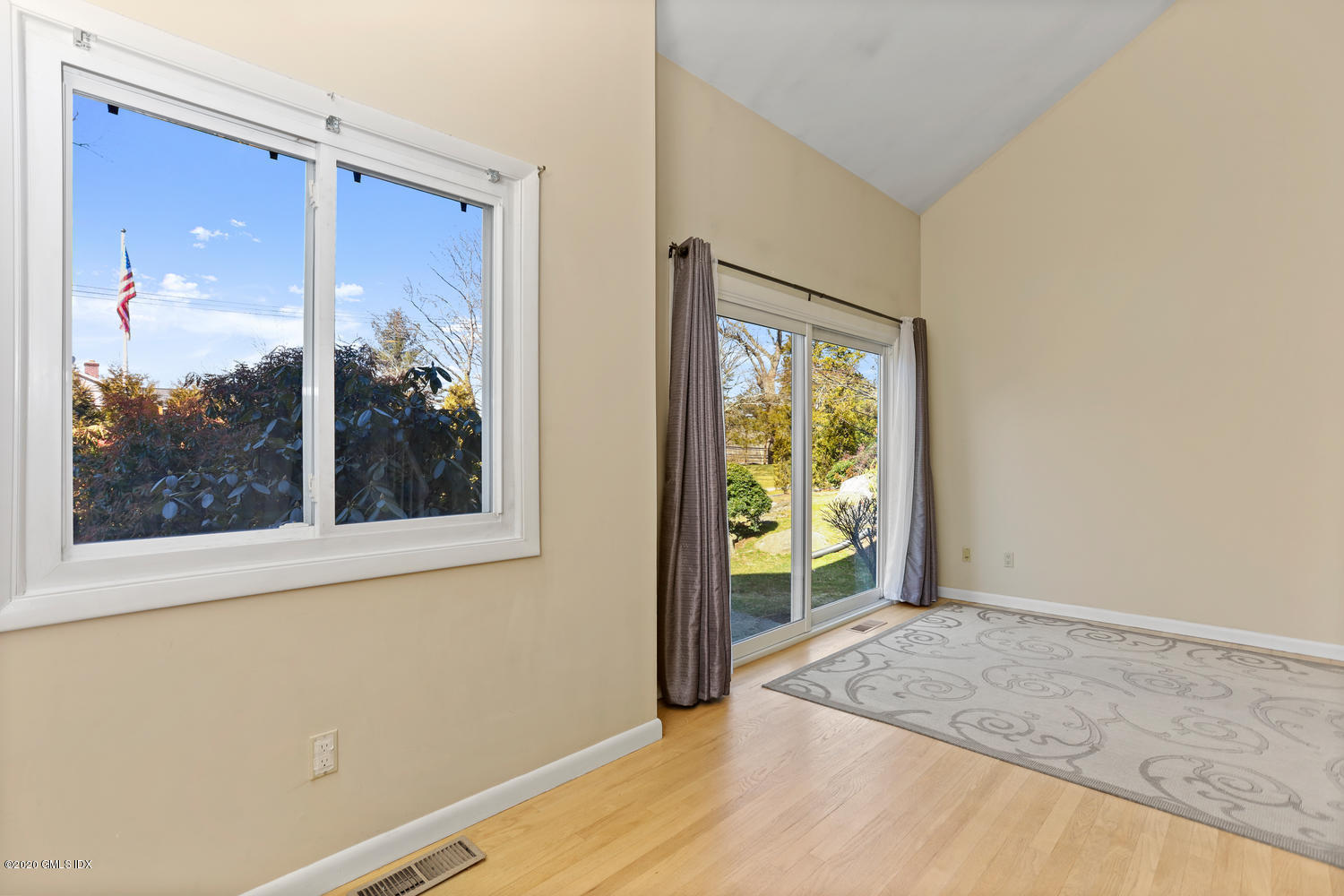 19 Whiffletree Way, Unit 19 Riverside, CT 06878 - Photo 5 of 32 an empty room with window