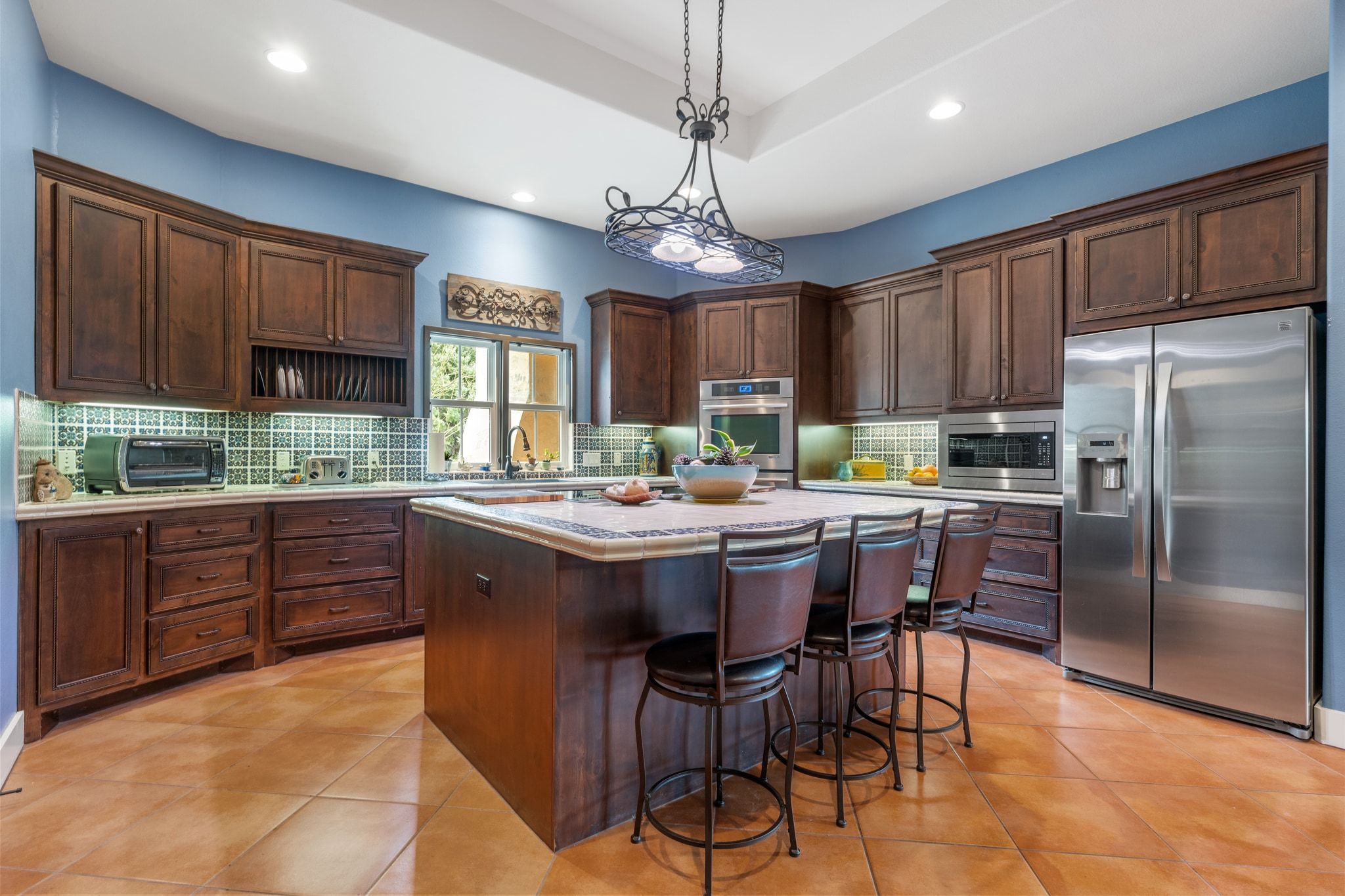 129 Painted Post Bastrop, TX 78602 - Photo 4 of 40 A stunning chef-inspired gourmet kitchen comes ready to use with desirable contemporary finishes and timeless allure.