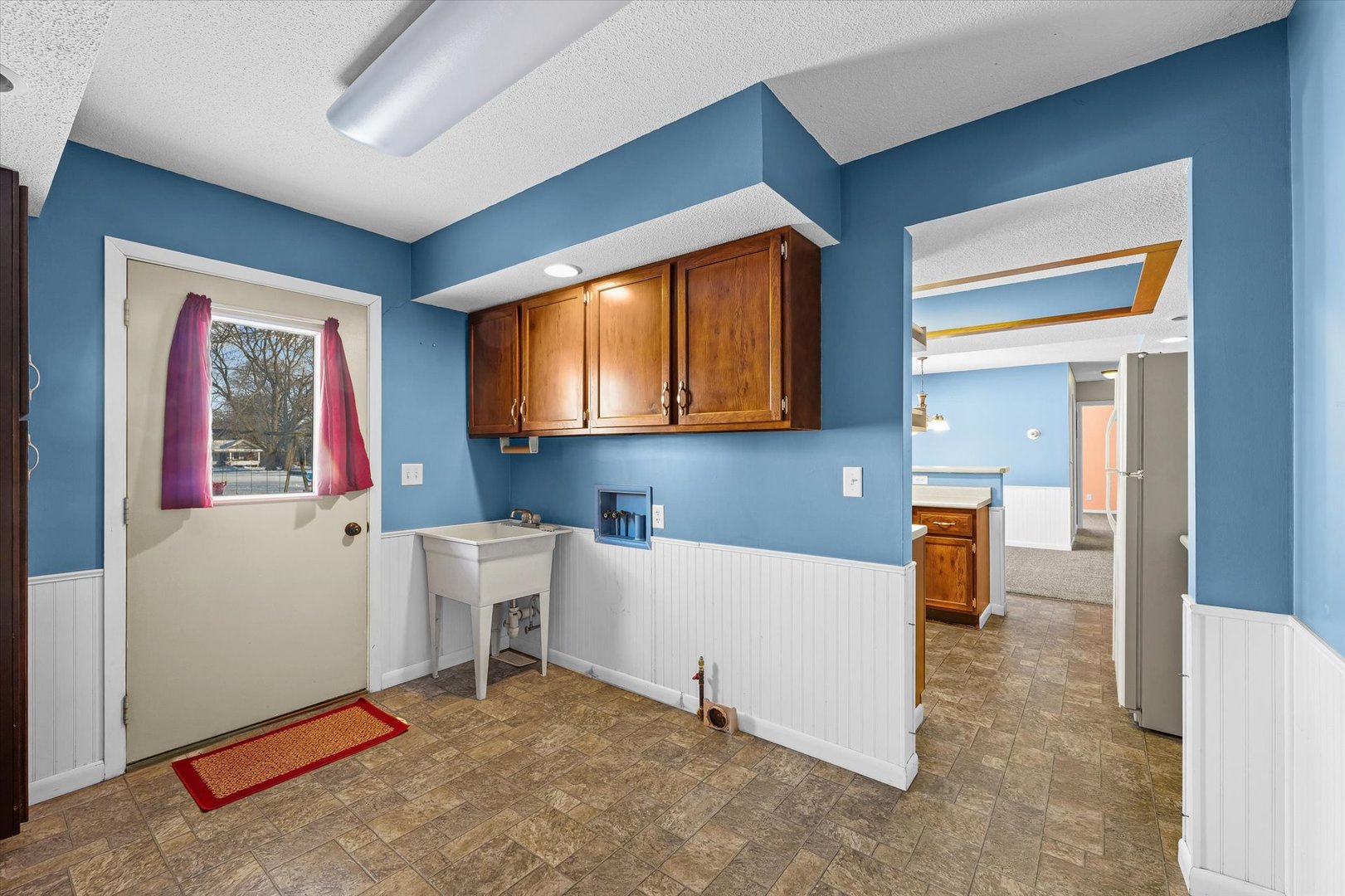 211 North Center Street Melvin, IL 60952 - Photo 18 of 26 a living room with furniture and a window