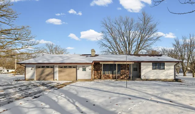 a view of a yard in front of house