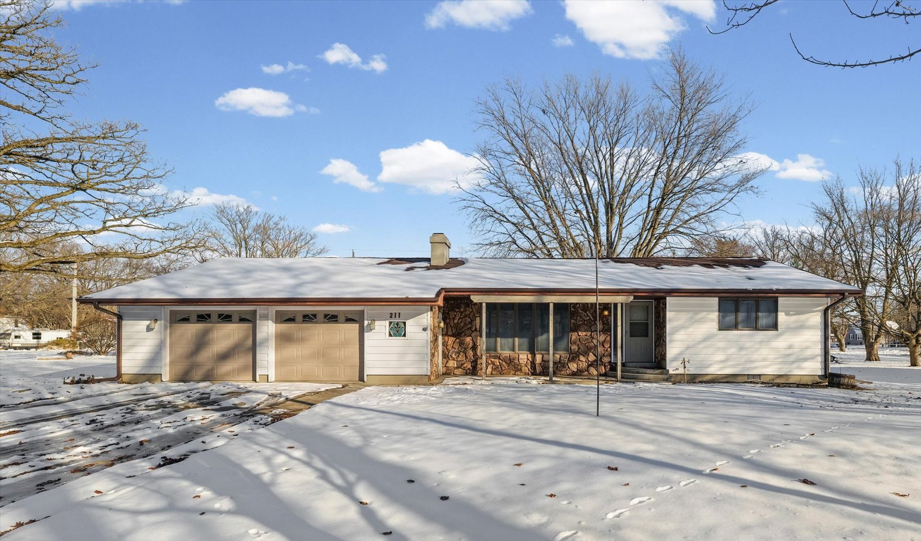 211 North Center Street Melvin, IL 60952 - Photo 2 of 26 a view of a yard in front of house