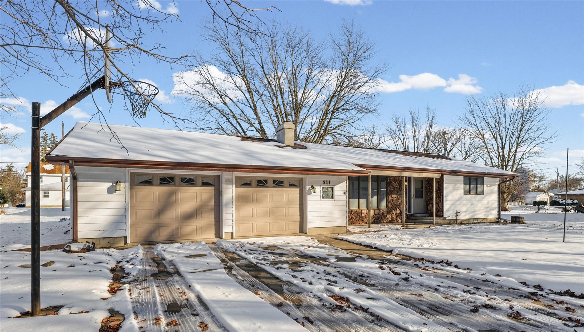 211 North Center Street Melvin, IL 60952 - Photo 3 of 26 a front view of a house