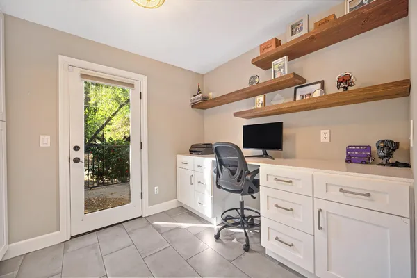 a view of a livingroom with furniture