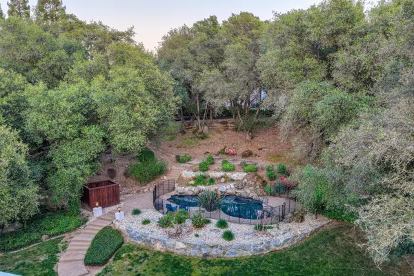 a view of a backyard with a fountain