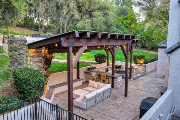 a view of an outdoor sitting area with backyard