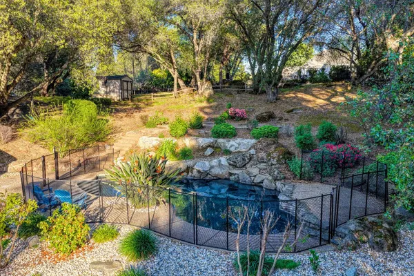 a view of yard with green space