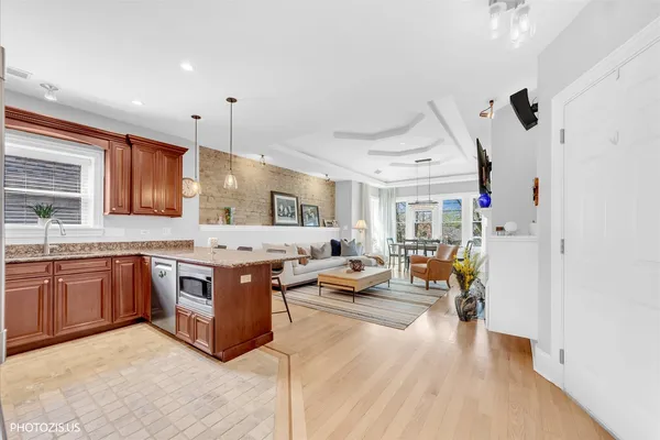 $649,000 | 3933 North Marshfield Avenue, Unit 3S, Chicago, IL 60613