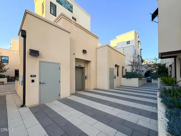 $4,995 | 1568 East Thompson Boulevard, Ventura, CA 93001