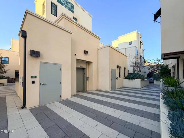 $5,500 | 1568 East Thompson Boulevard, Ventura, CA 93001