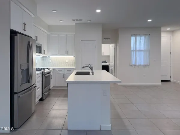 $4,995 | 1568 East Thompson Boulevard, Ventura, CA 93001