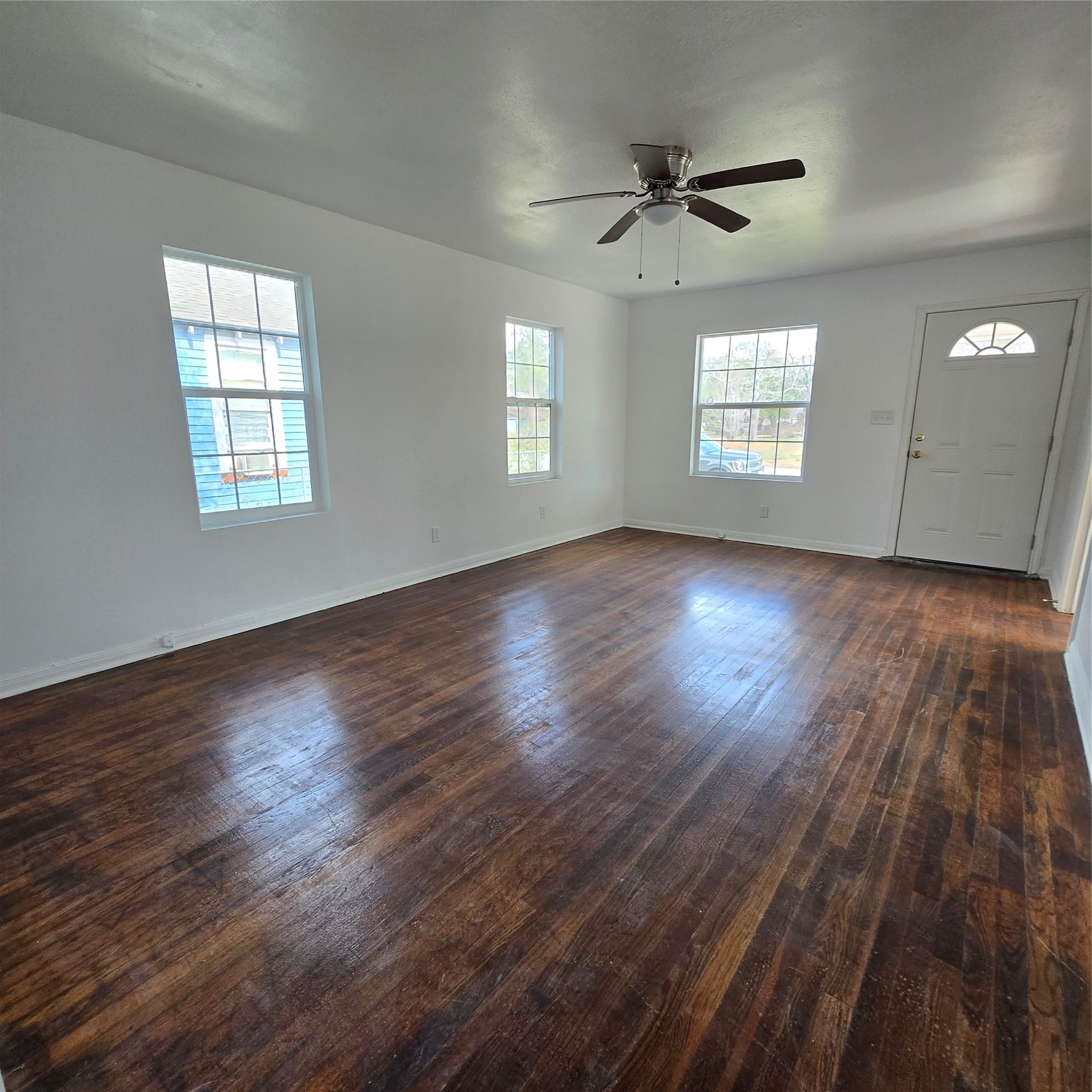 1003 Merchant Street El Campo, TX 77437 - Photo 4 of 13 Living room