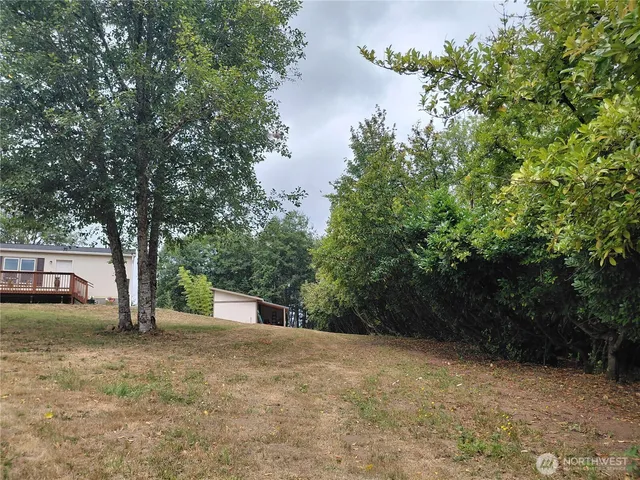 a view of a outdoor space with a house