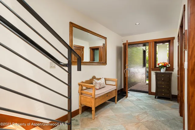 a view of an entryway with workspace