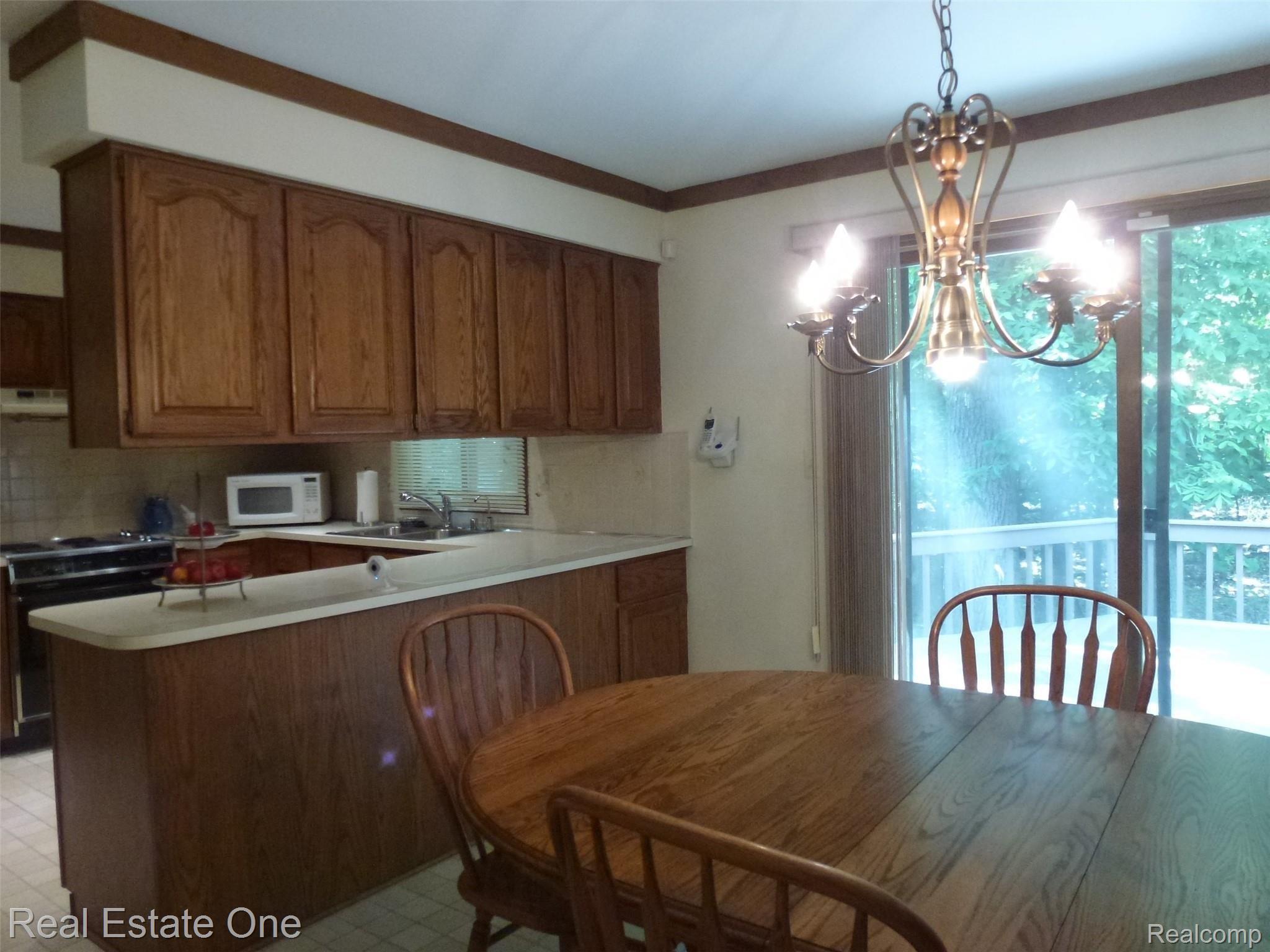 634 Shellbourne Drive Rochester, MI 48309 - Photo 32 of 52 P1070147.JPG Views of Deck and Woods