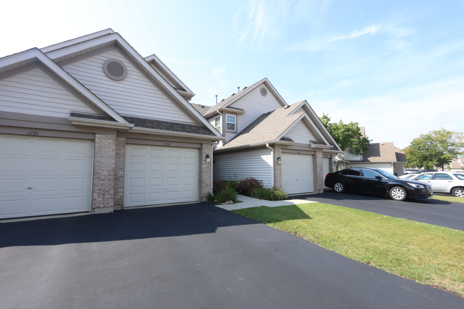 1793 Grove Avenue Schaumburg, IL 60193 - Photo 2 of 33