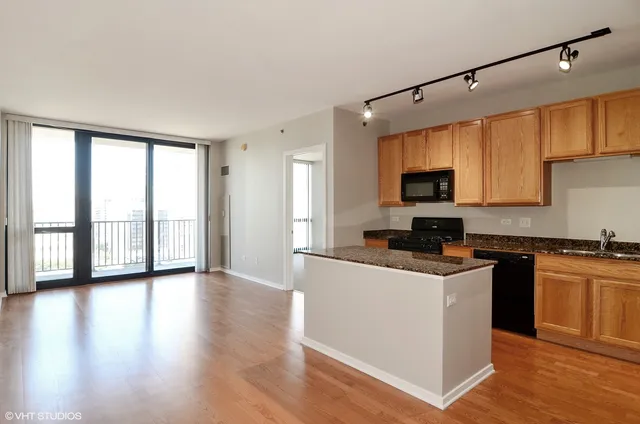 $2,700 | 210 South Desplaines Street, Unit 1407, Chicago, IL 60661