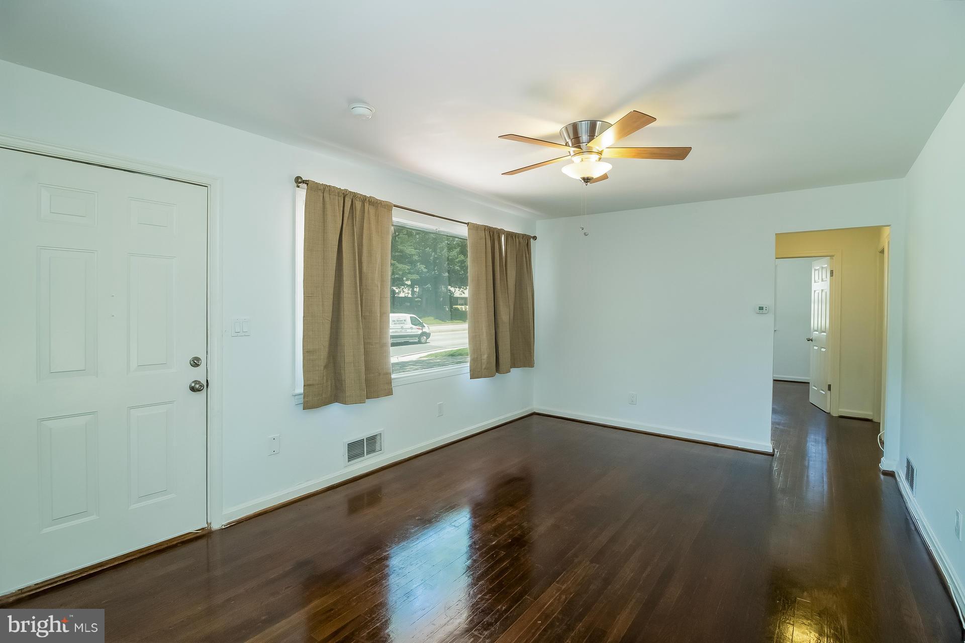 6113 Landover Road Cheverly, MD 20785 - Photo 5 of 29 Living Room