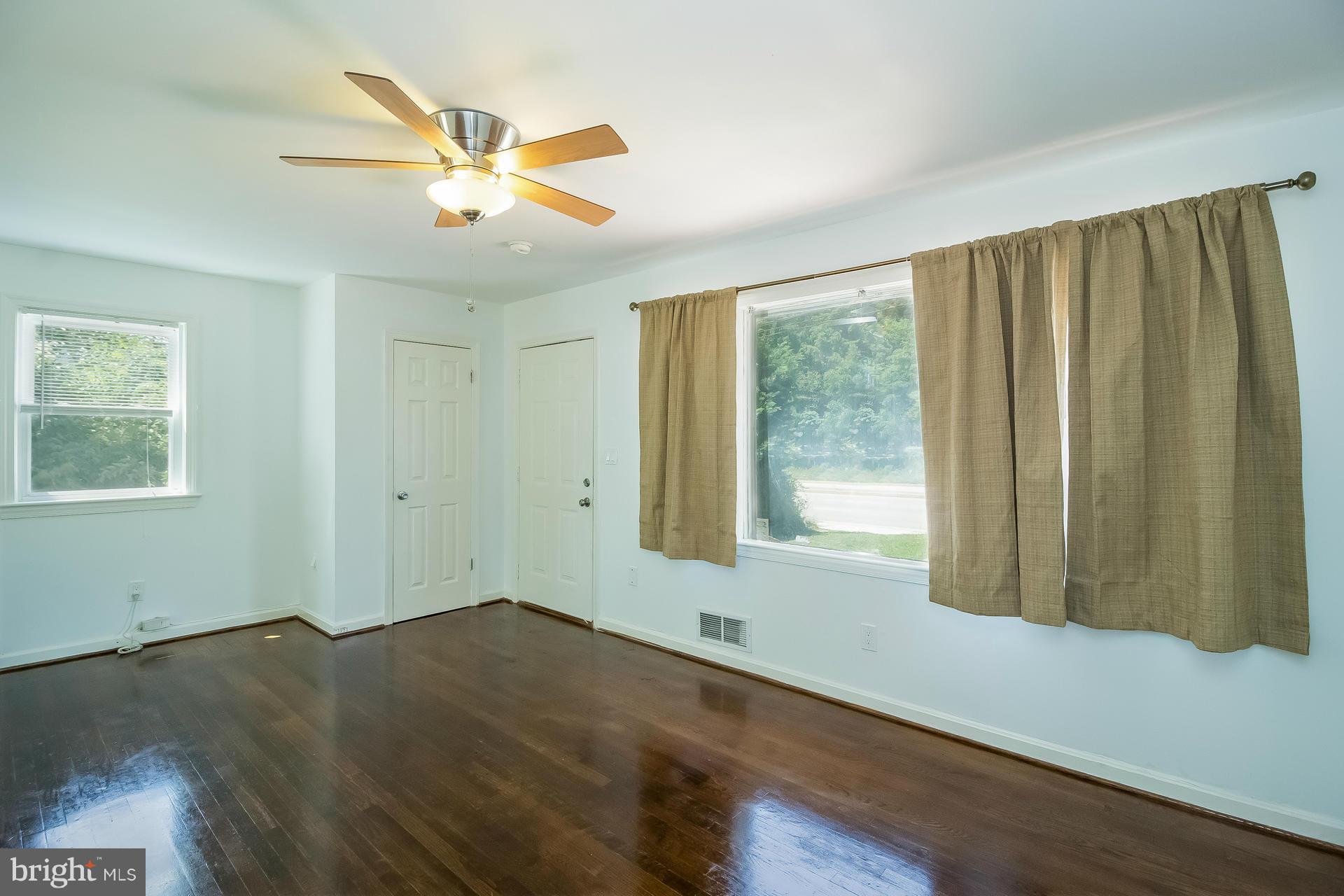 6113 Landover Road Cheverly, MD 20785 - Photo 6 of 29 Living Room
