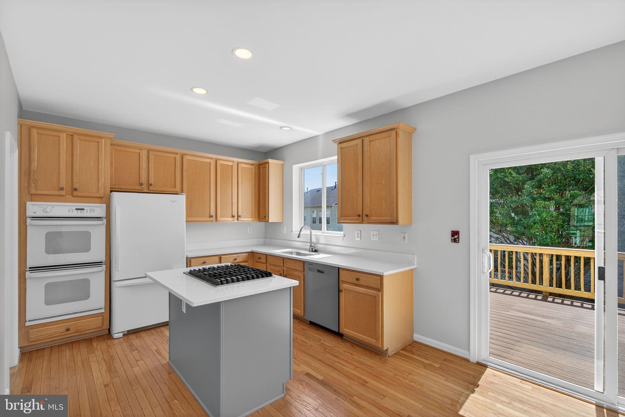 13597 Big Boulder Road Herndon, VA 20171 - Photo 10 of 41 Sunny Kitchen