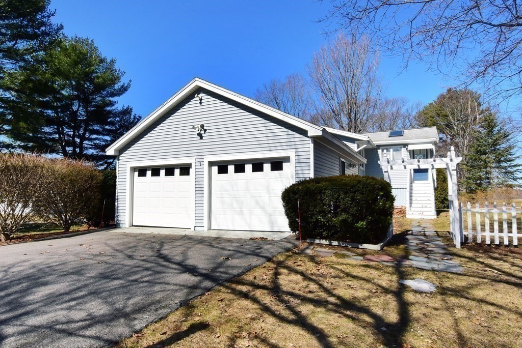 56 Reservoir Drive Danvers, MA 01923 - Photo 4 of 32