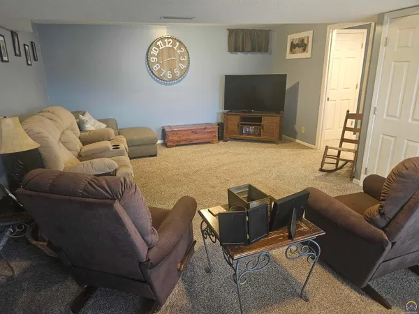 $389,000 | 251 Road 200, Emporia, KS 66801