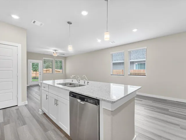 $1,900 | 2010 West Darlington Oaks Court, Conroe, TX 77304