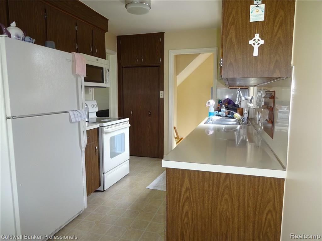 92 Exmoor Road Waterford, MI 48328 - Photo 12 of 26 Kitchen taken from breakfast nook.