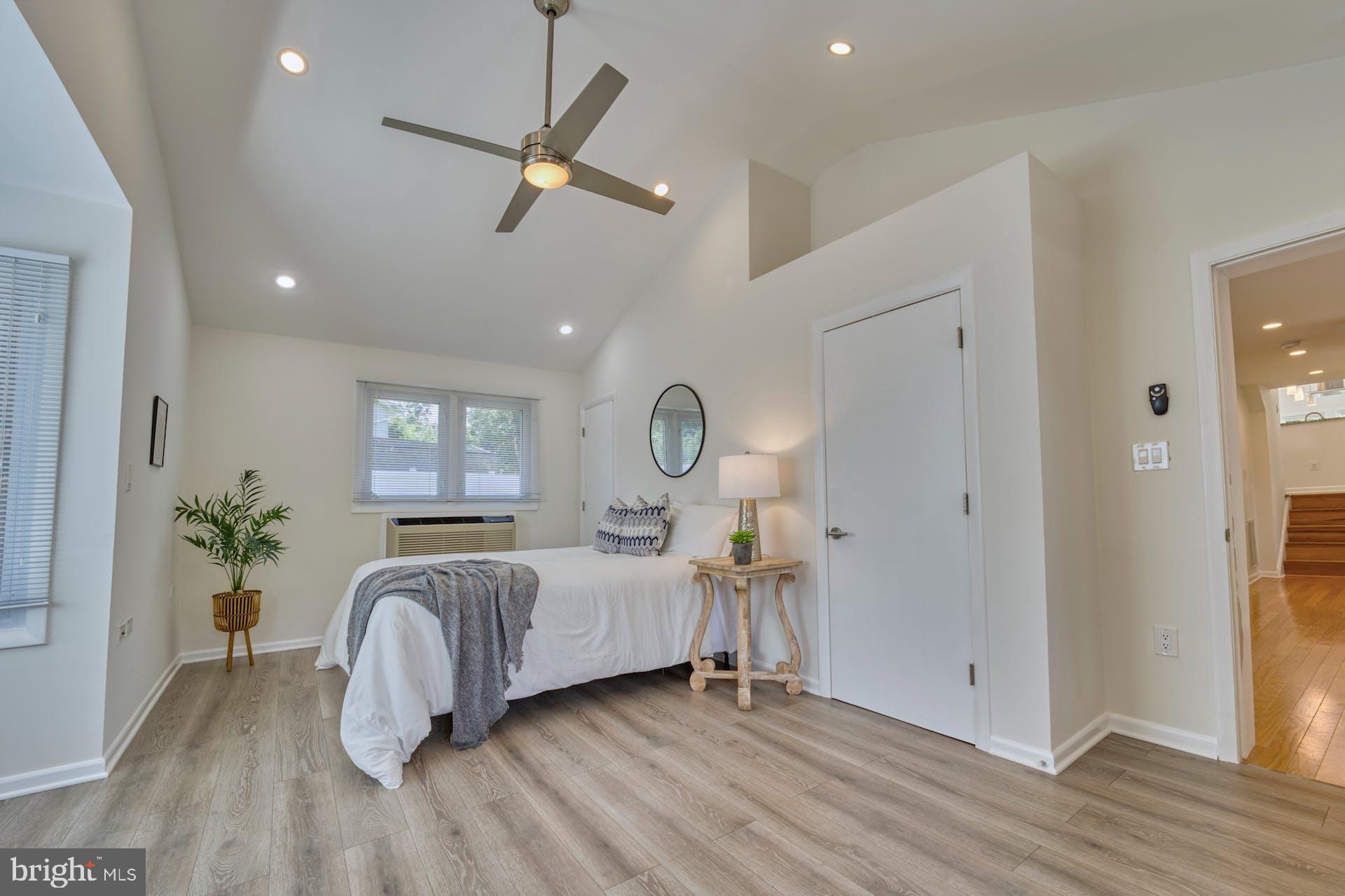 8320 Fort Hunt Road Alexandria, VA 22308 - Photo 39 of 63 Dramatic ceiling in second primary BR on Lower LVL