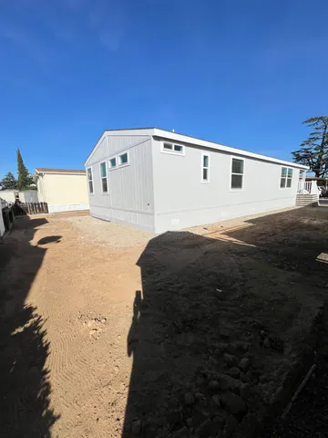a view of a house with backyard