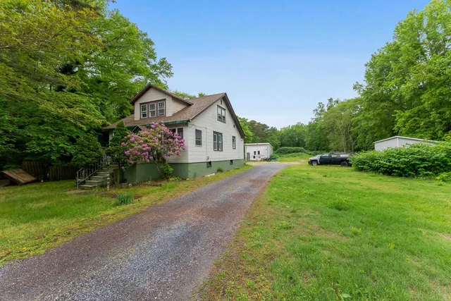 a view of a back yard