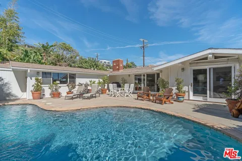 $2,399,000 | 913 Chattanooga Avenue, Pacific Palisades, CA 90272