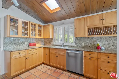 $2,399,000 | 913 Chattanooga Avenue, Pacific Palisades, CA 90272