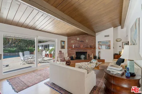 $2,399,000 | 913 Chattanooga Avenue, Pacific Palisades, CA 90272