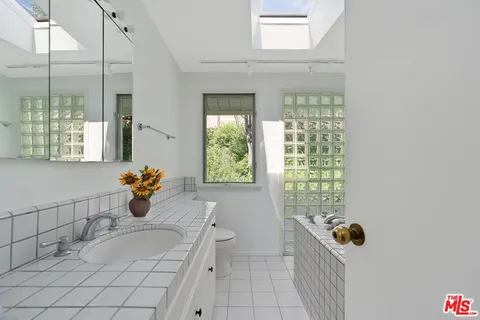 $2,399,000 | 913 Chattanooga Avenue, Pacific Palisades, CA 90272