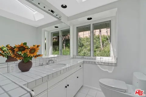 $2,399,000 | 913 Chattanooga Avenue, Pacific Palisades, CA 90272