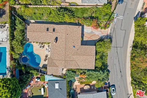 $2,399,000 | 913 Chattanooga Avenue, Pacific Palisades, CA 90272