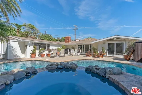 $2,399,000 | 913 Chattanooga Avenue, Pacific Palisades, CA 90272