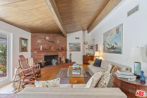$2,399,000 | 913 Chattanooga Avenue, Pacific Palisades, CA 90272