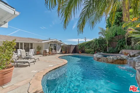 $2,399,000 | 913 Chattanooga Avenue, Pacific Palisades, CA 90272