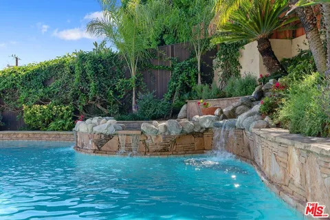 $2,399,000 | 913 Chattanooga Avenue, Pacific Palisades, CA 90272