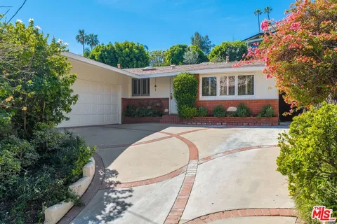 $2,399,000 | 913 Chattanooga Avenue, Pacific Palisades, CA 90272