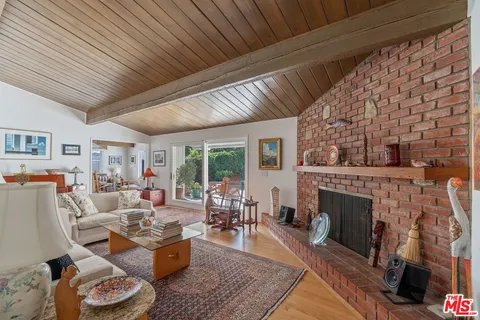$2,399,000 | 913 Chattanooga Avenue, Pacific Palisades, CA 90272