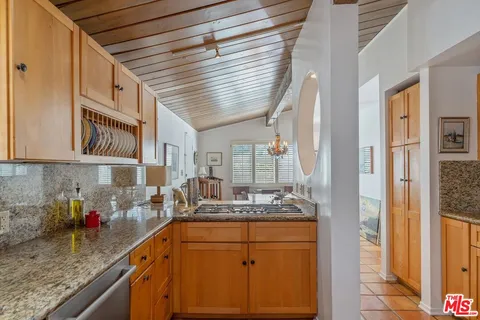$2,399,000 | 913 Chattanooga Avenue, Pacific Palisades, CA 90272