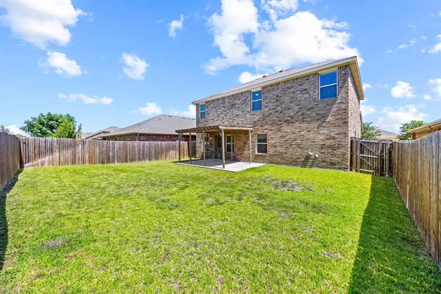 a view of a house with backyard