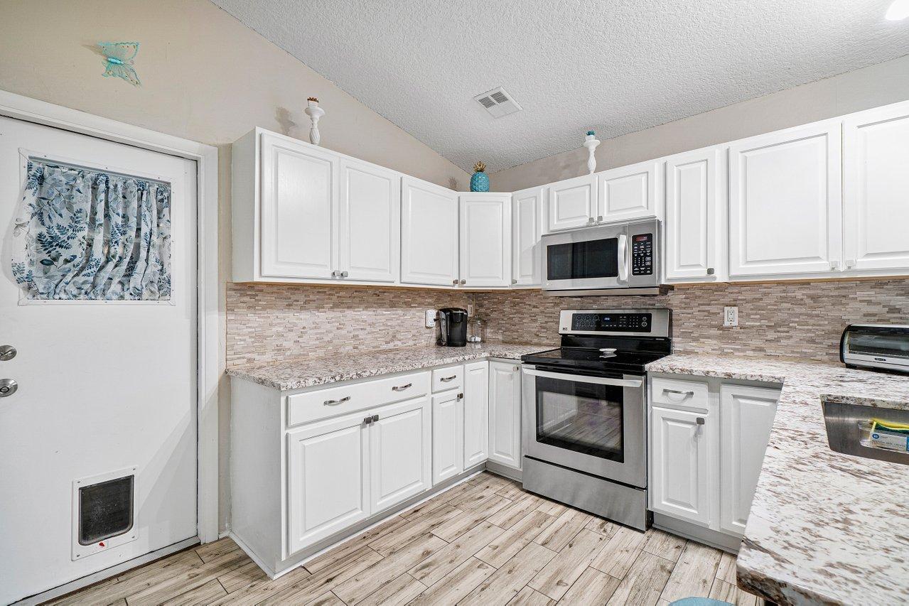 10276 Sleepy Brook Way Boca Raton, FL 33428 - Photo 4 of 25 Kitchen