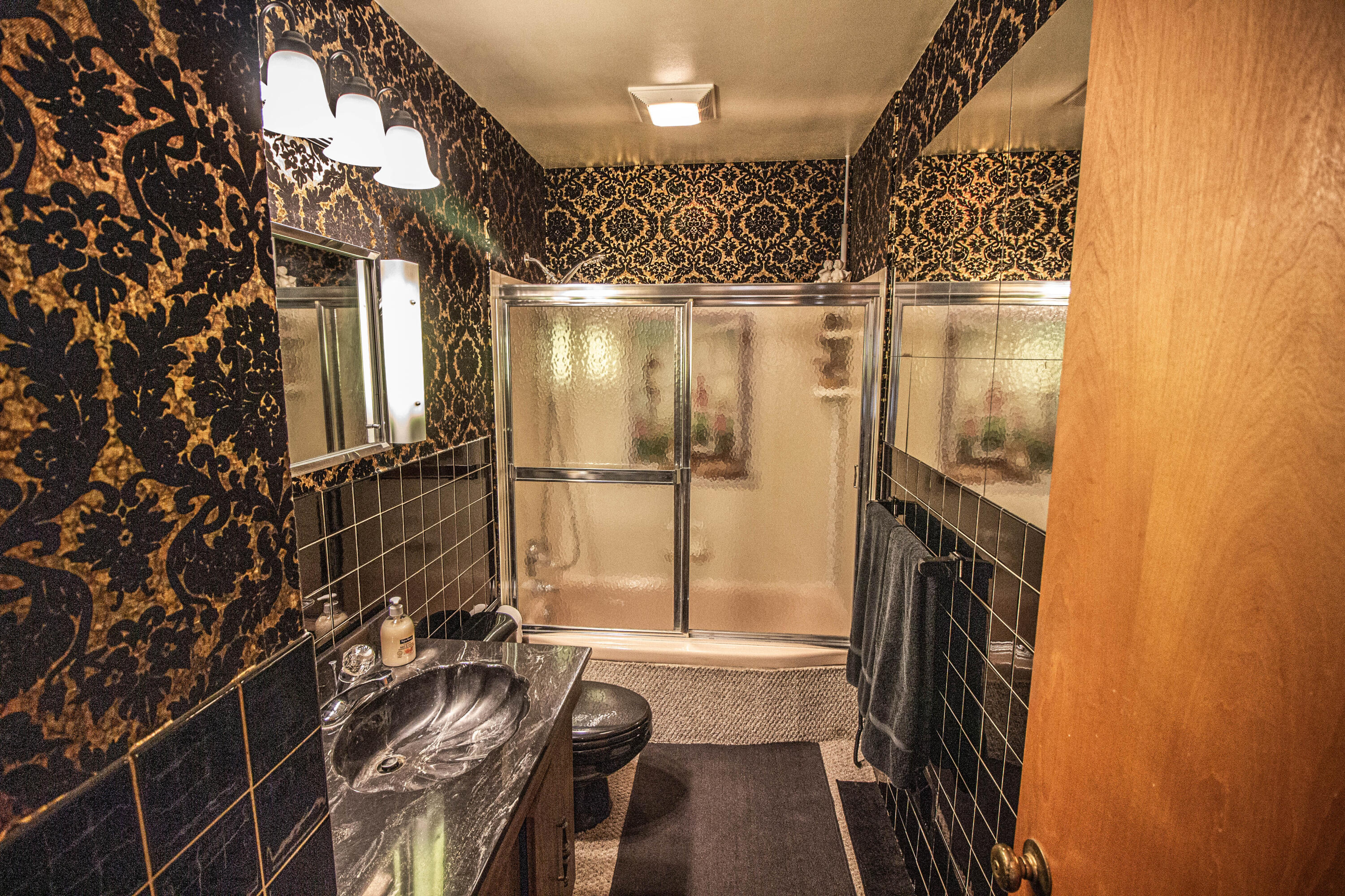 226 Mertens Avenue Racine, WI 53405 - Photo 9 of 27 Full Bathroom