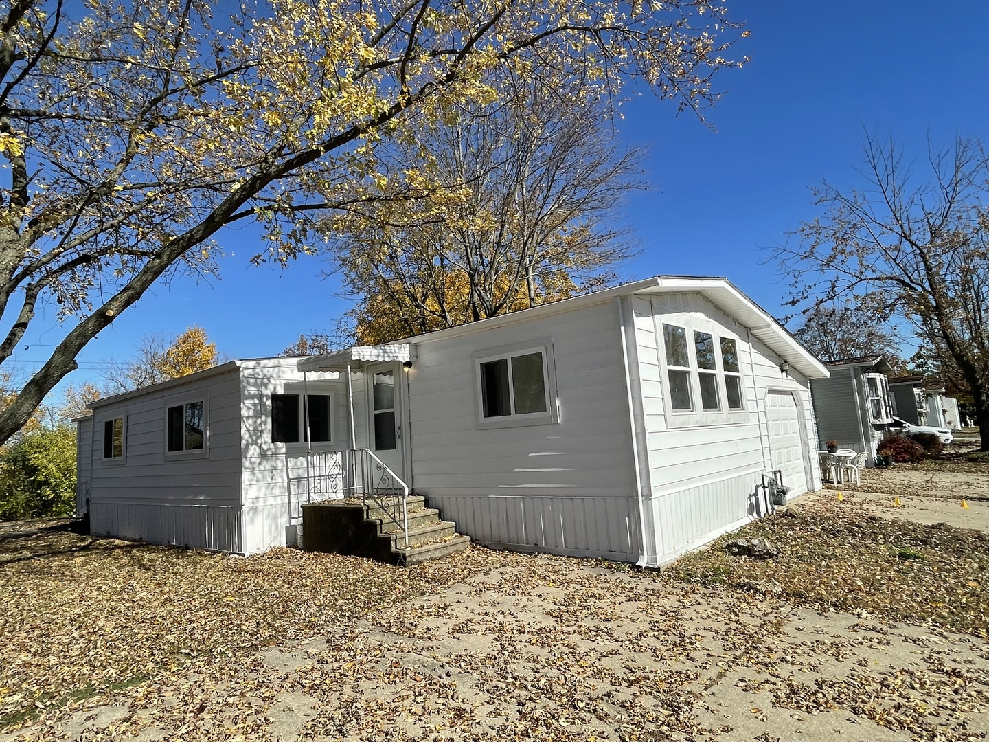 102 Candlegate Circle Matteson, IL 60443 - Photo 4 of 11 a front view of a house with a yard