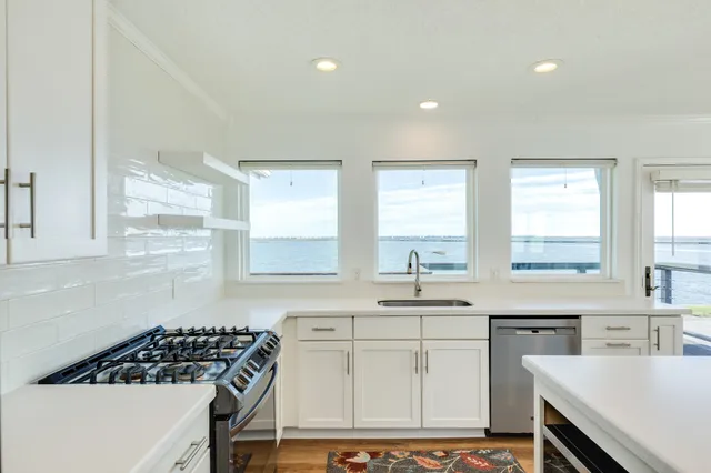 $475,000 | 1301 Blue Heron Drive, Bayou Vista, TX 77563