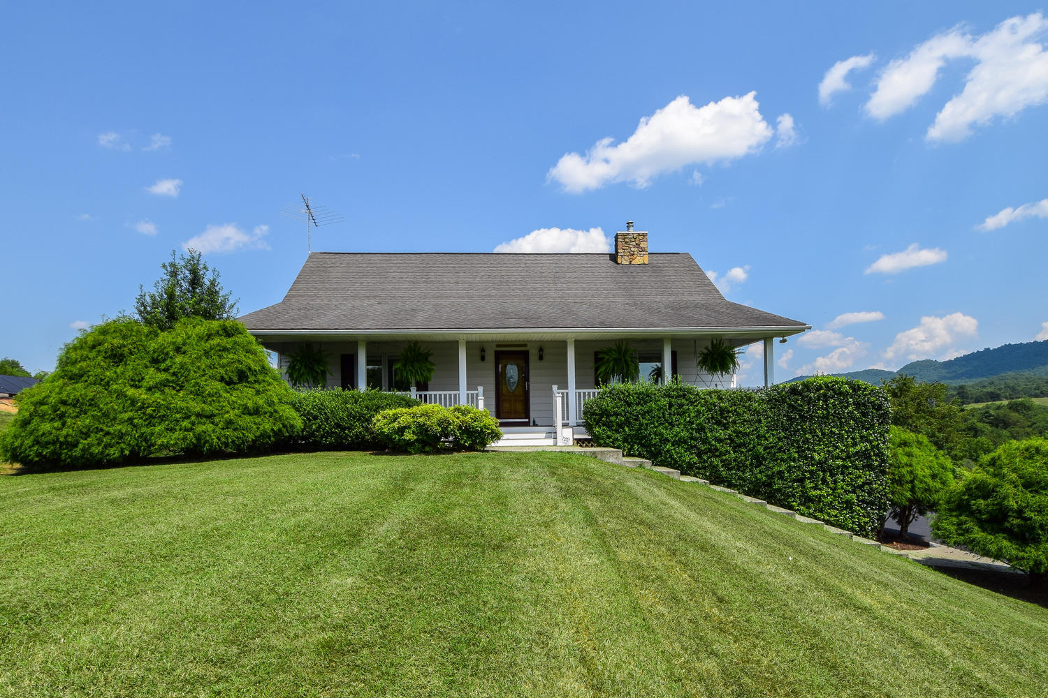 953 Webster Road Roanoke, VA 24012 - Photo 2 of 34 a front view of a house with a garden